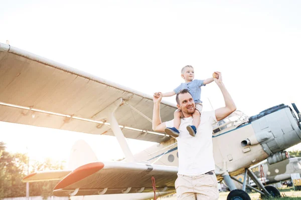 Um pai e um filho passam tempo juntos ao ar livre. — Fotografia de Stock