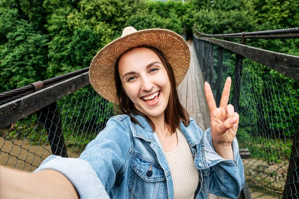 Una chica viajera toma una selfie en el teléfono inteligente — Foto de Stock