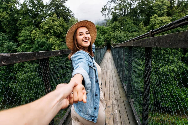 Une fille se tient la main et sort dehors — Photo