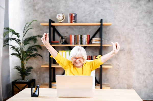 Senior woman is using laptop for work indoor — Stock Photo, Image