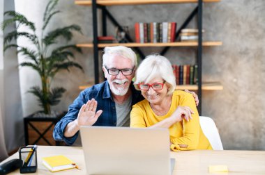 Mutlu bir son sınıf çifti internette videoyla konuşuyor.