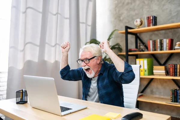 Älterer Mann nutzt Laptop zum Arbeiten im Haus — Stockfoto