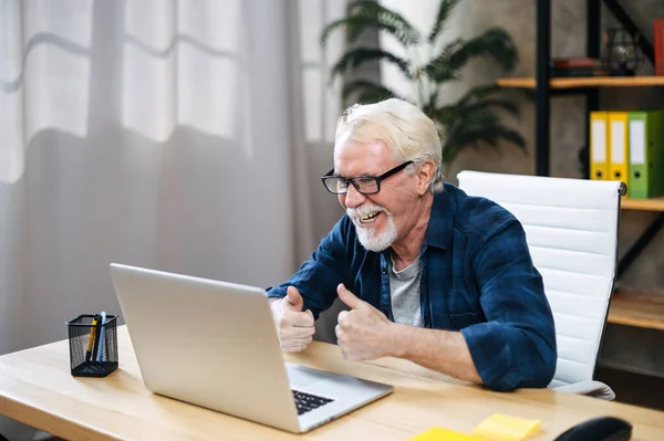 Uomo anziano utilizzando il computer portatile per videochiamata — Foto Stock