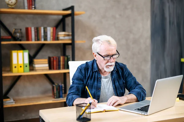 Uomo più anziano che utilizza il computer portatile per studiare, lavorare — Foto Stock