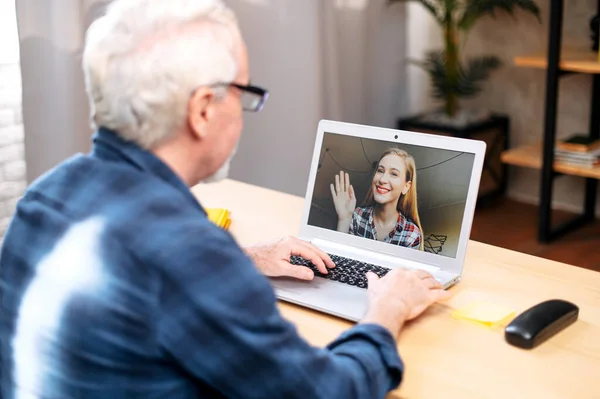 Senior korzystający z laptopa do rozmów wideo — Zdjęcie stockowe