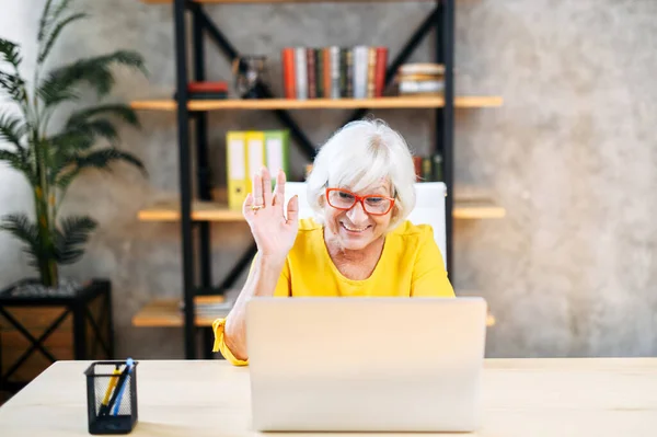 Senior woman is using laptop for video calls — Stock Photo, Image