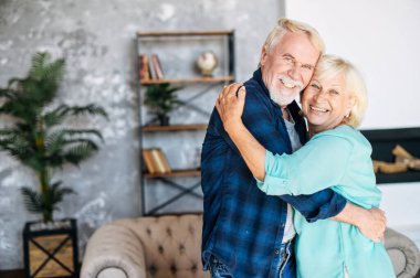 Romantik, modern, son sınıf çifti.