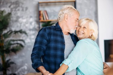 Romantik, modern, son sınıf çifti.