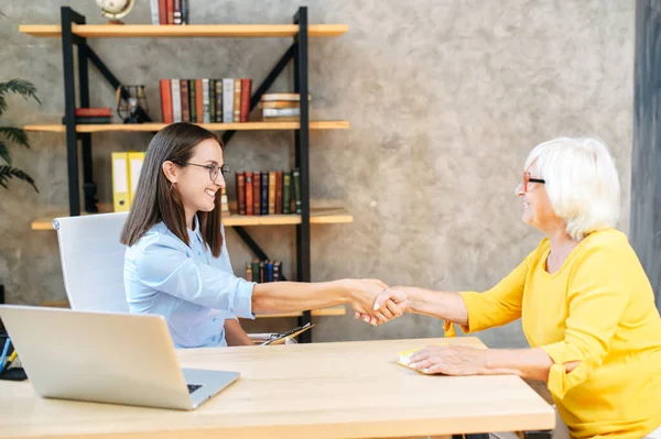 Una donna anziana ha un colloquio di lavoro — Foto Stock