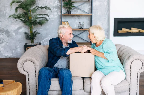 Ledande par packar upp en frakt — Stockfoto