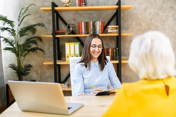 Una mujer mayor tiene una entrevista de trabajo — Foto de Stock