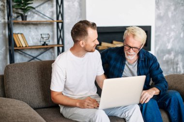 İki çok nesildir kanepede oturuyorlar.