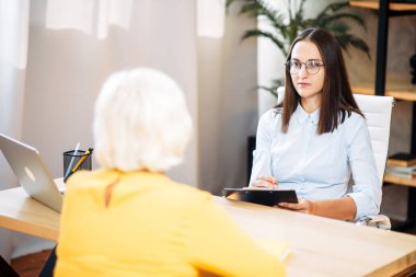 Yaşlı bir kadının iş görüşmesi var.