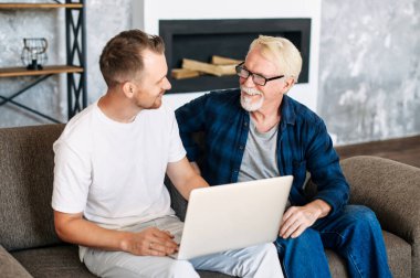 İki çok nesildir kanepede oturuyorlar.