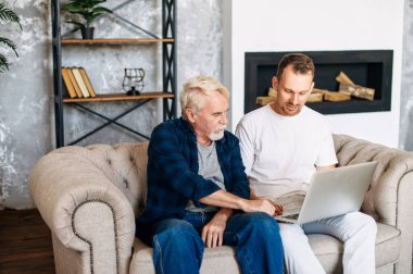 İki çok nesildir kanepede oturuyorlar.