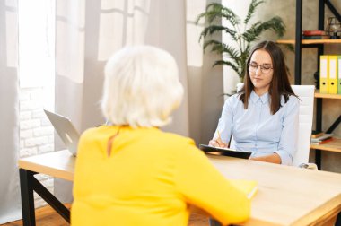 Yaşlı bir kadının iş görüşmesi var.