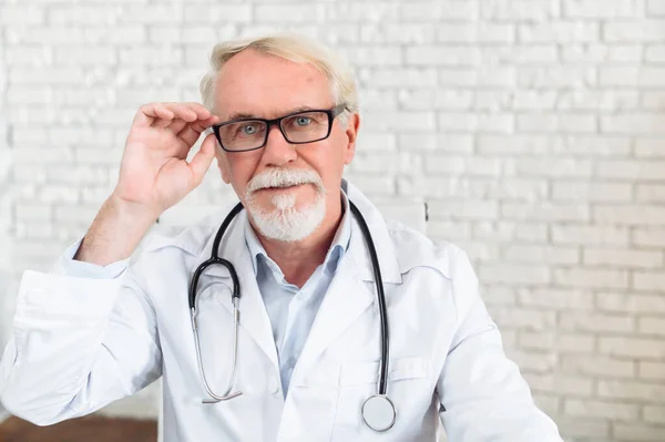 Headshot of senior male doctor, video call — Stock Photo, Image