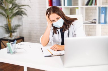 Koruyucu maske takan doktor umutsuzluk hissediyor.