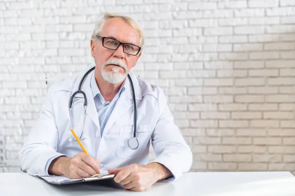 Headshot de médico sênior do sexo masculino, vídeo chamada — Fotografia de Stock