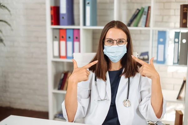 Жінка-лікар в масці на обличчі — стокове фото