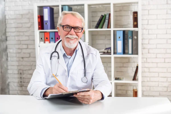 Headshot of senior male doctor, video call — Stock Photo, Image