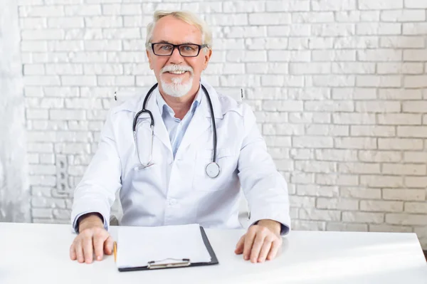 Headshot de médico sênior do sexo masculino, vídeo chamada — Fotografia de Stock