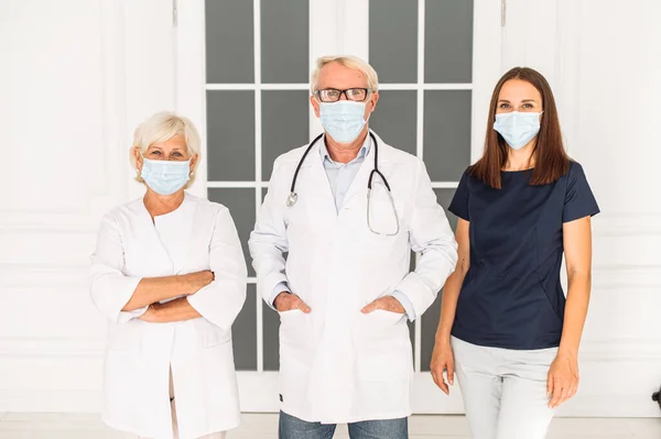 Персонал клініки з масками для обличчя та стетоскопом — стокове фото