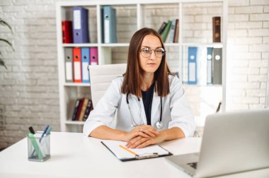Video çağrısı için dizüstü bilgisayar kullanan kadın doktor