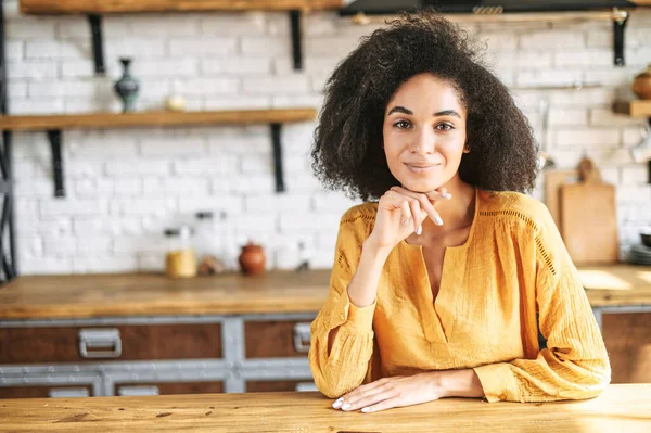 Webbkamera visa av attraktiv afrikansk kvinna — Stockfoto