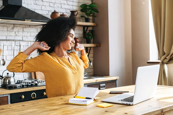 Uma jovem afro-americana está usando laptop — Fotografia de Stock