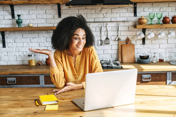 Uma jovem afro-americana está usando laptop — Fotografia de Stock