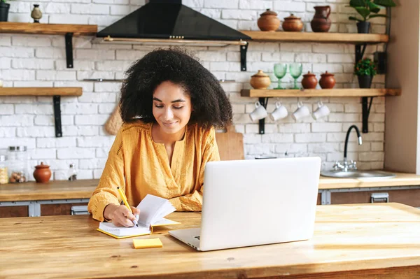 Uma jovem afro-americana está usando laptop — Fotografia de Stock