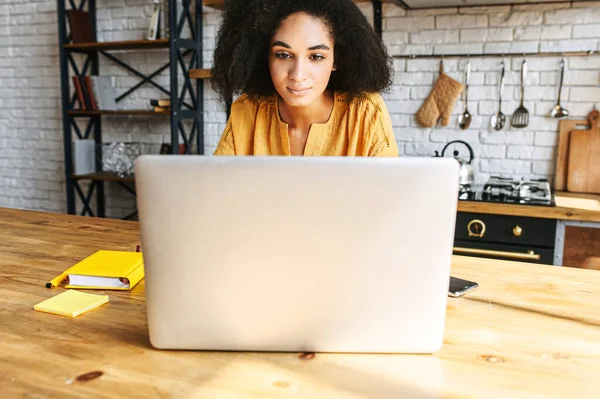 Een Afrikaans-Amerikaanse jonge vrouw gebruikt laptop — Stockfoto