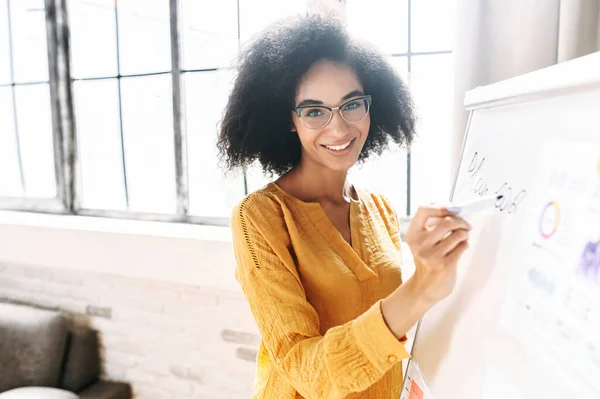 Smart black woman with whiteboard indoors — Stock Photo, Image