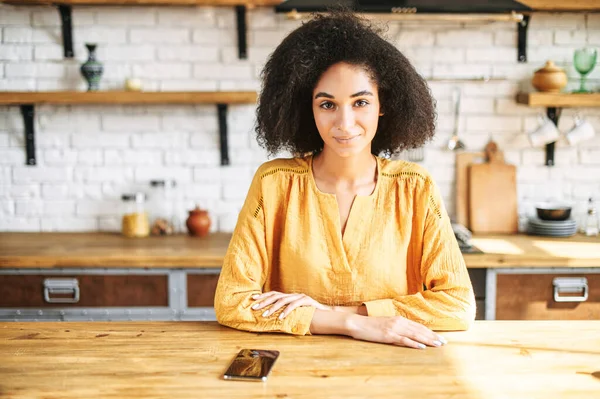 Webbkamera visa av attraktiv afrikansk kvinna — Stockfoto