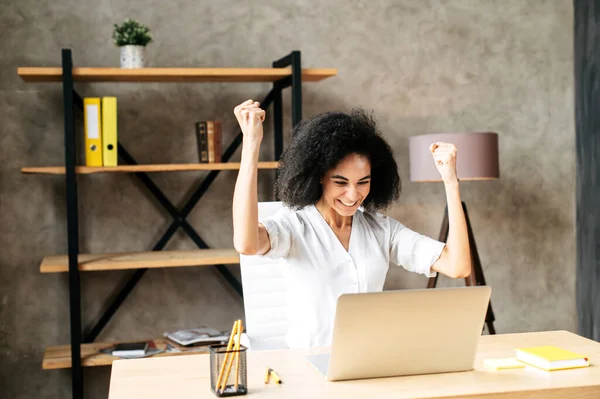 Uma jovem mulher está usando laptop no escritório — Fotografia de Stock