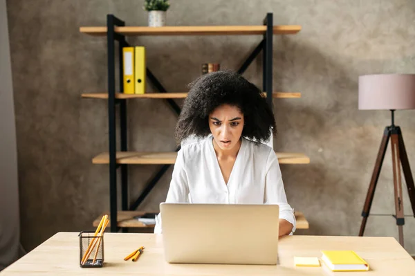 Een jonge vrouw gebruikt laptop op kantoor — Stockfoto