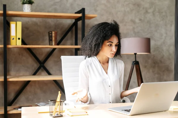 Uma jovem mulher está usando laptop no escritório — Fotografia de Stock