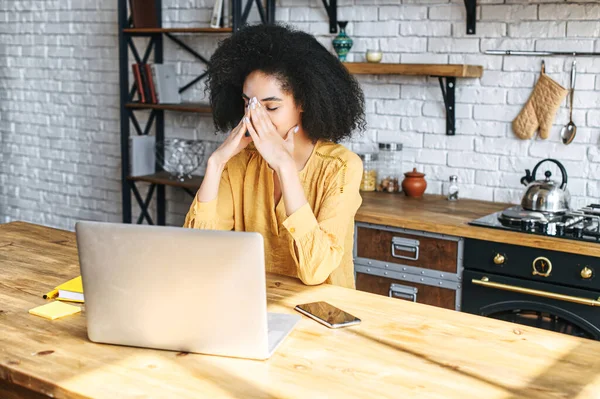 Uma jovem afro-americana está usando laptop — Fotografia de Stock