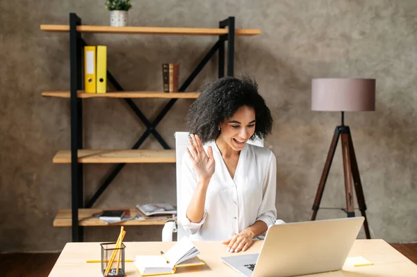 Uma jovem mulher está usando laptop no escritório — Fotografia de Stock