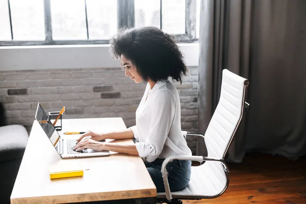 Een jonge vrouw gebruikt laptop op kantoor — Stockfoto