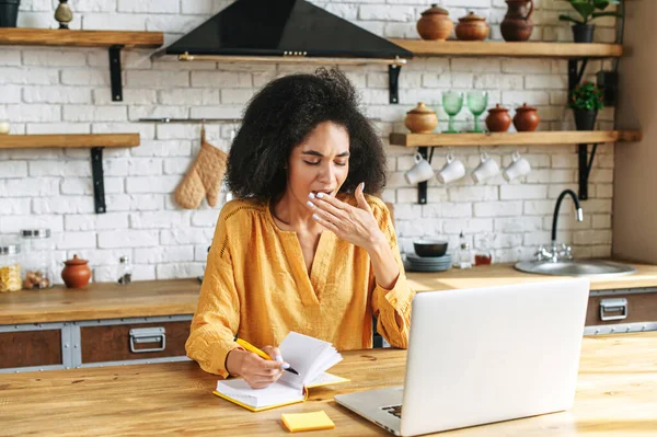 Una joven afroamericana está usando un portátil —  Fotos de Stock