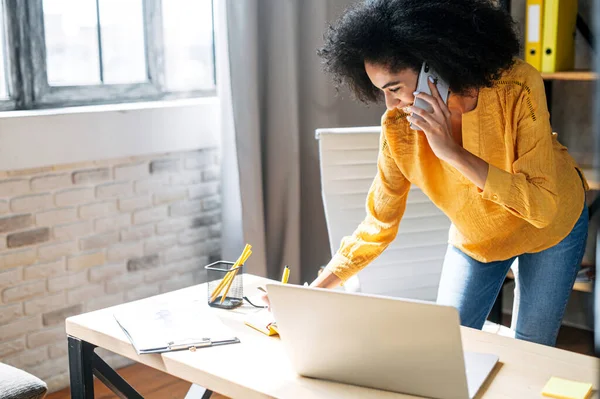 En ung kvinna använder laptop på kontoret. — Stockfoto