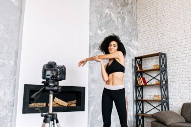 Afrikalı kadın spor videoları öğretiyor