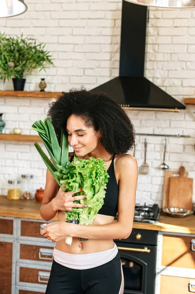 Une femme en bonne santé avec un légume à la cuisine — Photo