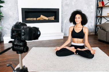 Afrikalı kadın spor videoları öğretiyor