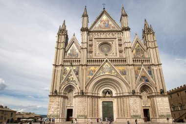 Orvieto, İtalya - 24 Haziran 2018: Santa Maria Assunta, Umbria, İtalya katedral ön cephe görünümü
