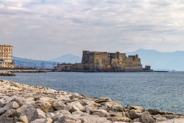 Napoli waterfront ve castel dell'ovo görünümü.