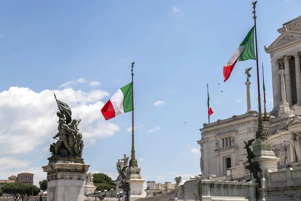 Roma, İtalya'da Anavatan Sunağı'nda İtalyan bayrakları — Stok fotoğraf