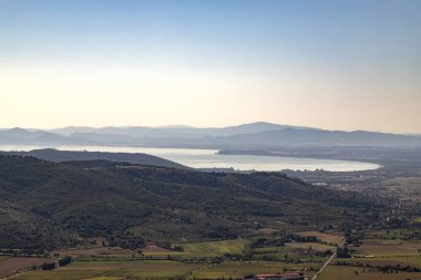 Trasimeno Gölü'nün panoramik manzarası